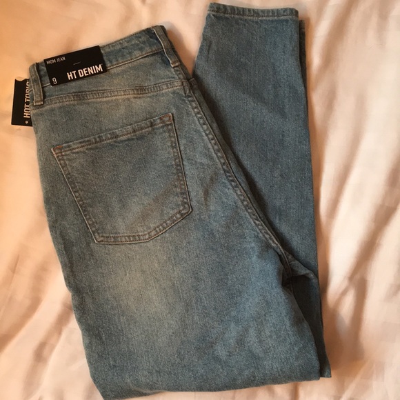 Light wash high waisted relaxed fit Mom jeans with tapered cuff NWT - Picture 2 of 8